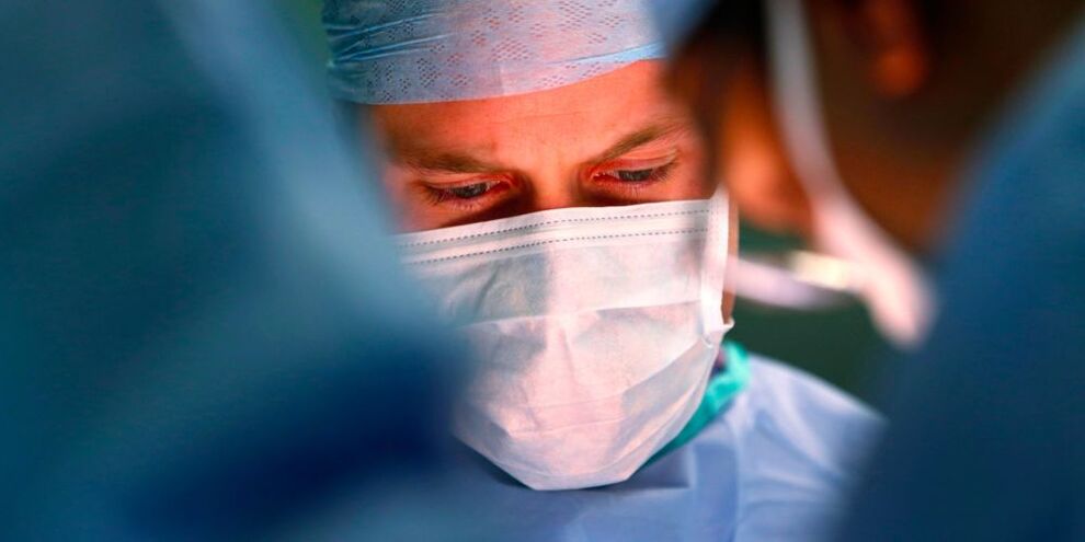 Хирург проводит операцию по увеличению полового члена. 